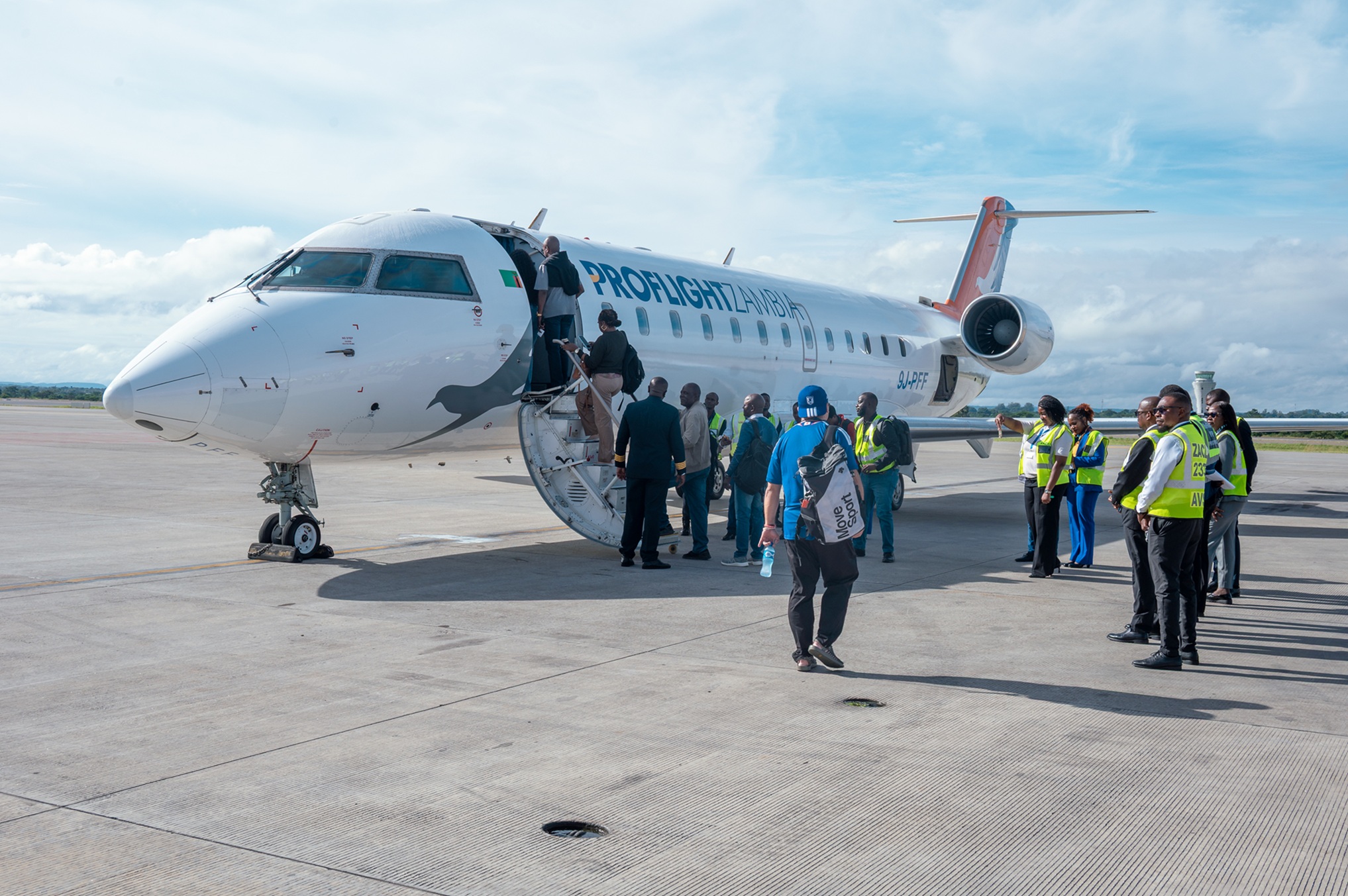 原新闻稿配图：Proflight喷气式客机与登机旅客；并非卡萨马航线29座涡桨机。